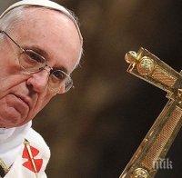Папата подари гигантския кръст на Раул Кастро на италианския остров Лампедуза