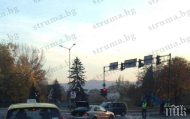 „Мерцедес” и „Рено” се надъниха на светофар в Благоевград (снимки)