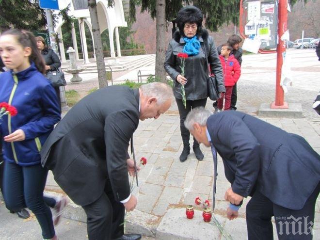 Жени ГЕРБ почетоха паметта на загиналите при катастрофи в Смолян
