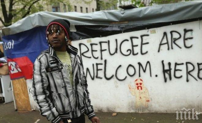 Отмъщение - почнаха да палят бежанците в Париж! Айфеловата кула угасна в памет на загиналите