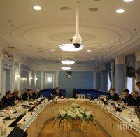 Министър Петкова се срещна с председателя от руска страна на междуправителствената комисия Сергей Герасимов
