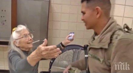 години възрастна жена седи летището подарява прегръдки войниците един ден летището направиха