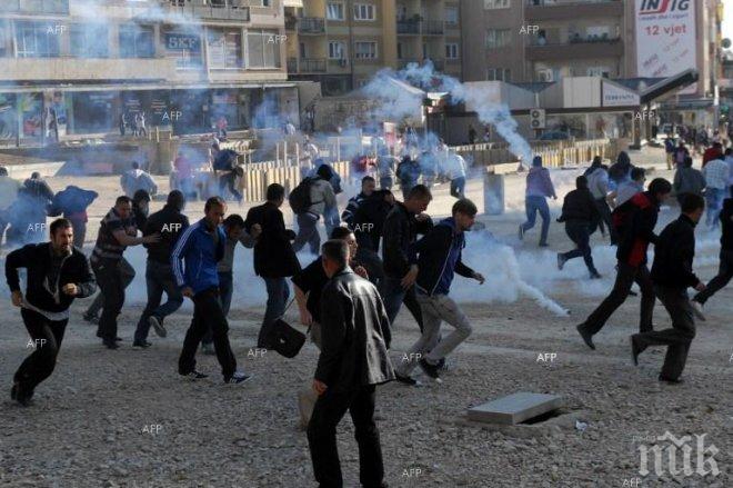 Продължават протестите между полицията и демонстрантите пред парламента в Прищина
