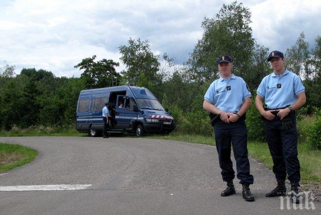 Полицията извърши близо 130 обиска във Франция тази нощ 