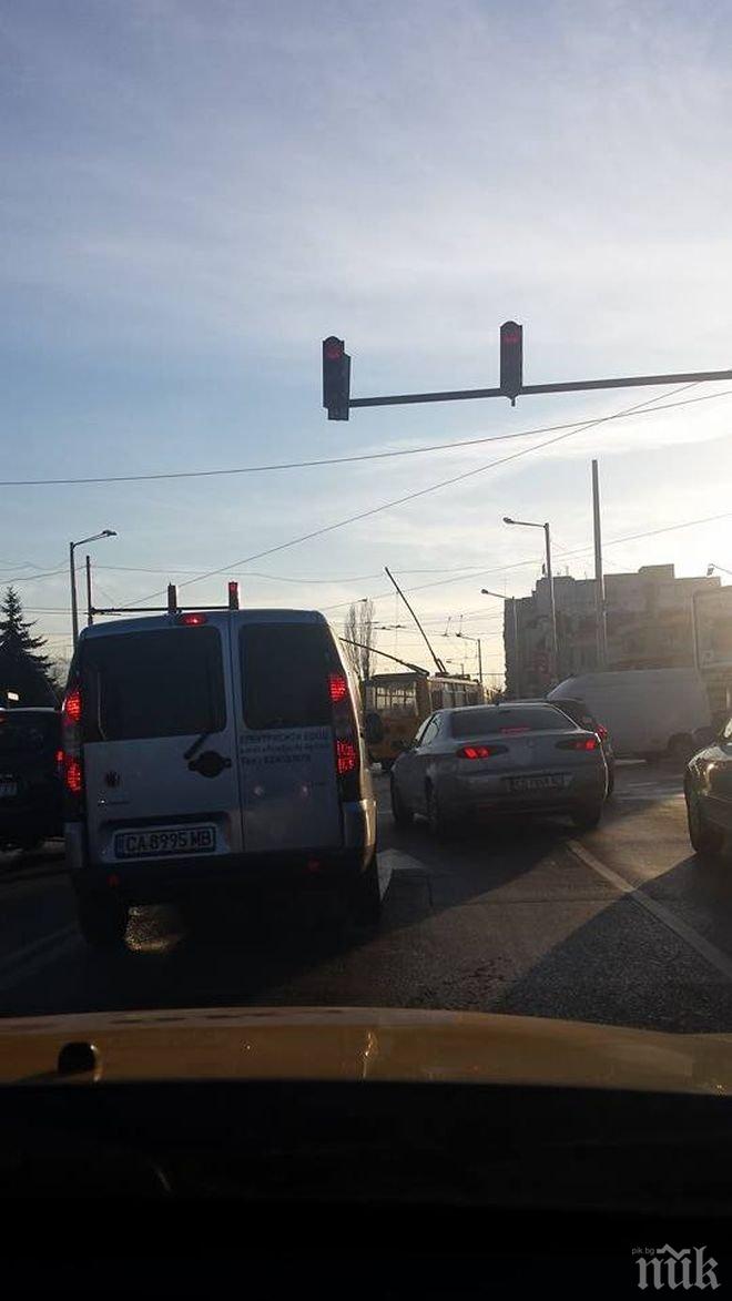 Първо в ПИК! Тролей е аварирал по средата на кръстовище Орион, образува се задръстване! (снимки)