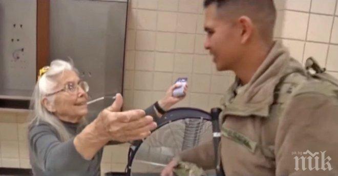 От 12 години възрастна жена седи на летището и подарява прегръдки на войниците. Един ден, когато тя не е на летището, ТЕ направиха това...