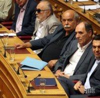 Гръцките депутати гласуваха 10-процентно намаляване на заплатите си
