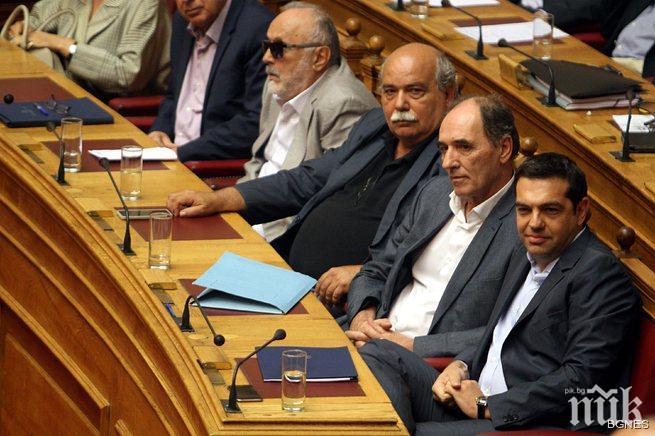 Гръцките депутати гласуваха 10-процентно намаляване на заплатите си

