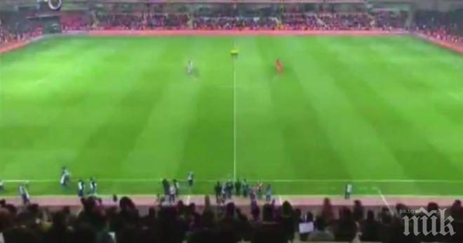 Турските феновете оскверниха минутата мълчание (видео)