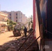 Полицията щурмува хотела в Мали! Джихадистите са се запасили с оръжия и гранати (видео)