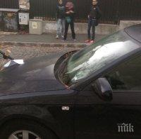 Кола в столичния квартал „ Лозенец” осъмна със забита кирка в предния капак (снимки)