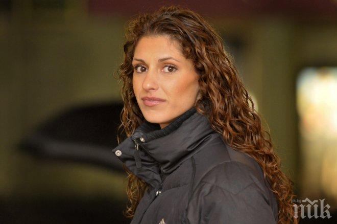 Секси волейболистка помага на ЦСКА с пари 