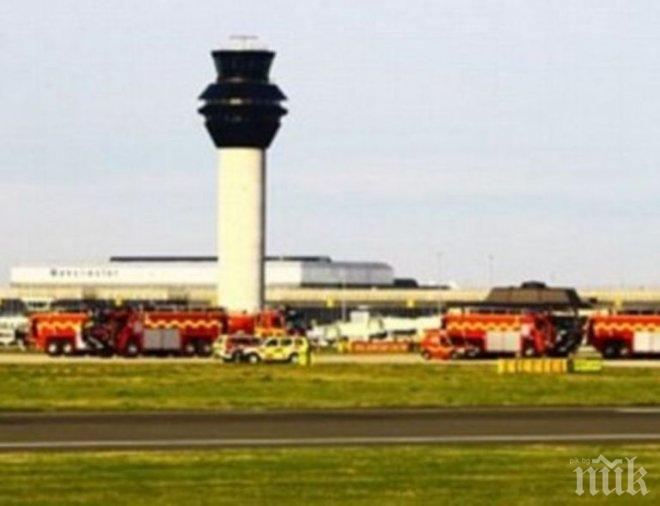 Паника разтресе Англия! Спецзвено тараши самолет за съмнително устройство на борда