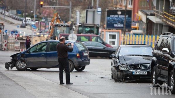 ЕКСКЛУЗИВНО В ПИК! Мерцедес се разцепи при жесток челен удар в центъра на София!