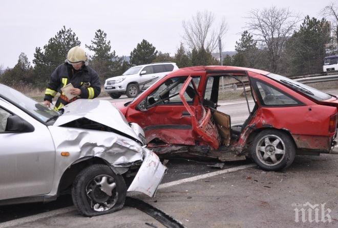 Меле в Пловдив: Пенсионер подкара в насрещното - блъсна челно пикап