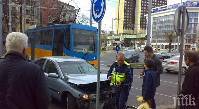 Трамвай отнесе кола на Руски паметник (обновена и снимки)