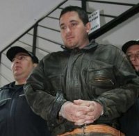 Баща, заклал двете си деца и убил жена си, плаши с мъст роднините й