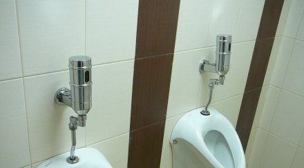 писоарите парламента сдобиха сензори