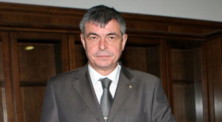 уволненият шеф охраната доган пазел извънредно залата