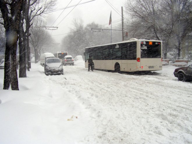 Букурещ затрупан от сняг 