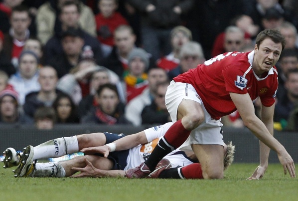 Джони Еванс и Ашли Йънг няма да играят срещу Бербо