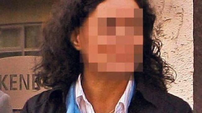 Учителка държи ученик на каишка като куче