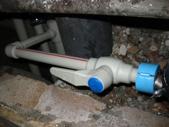 Катаджия, натрупал 1000 лв. дълг за вода, се върза за водопровода на съседен блок!