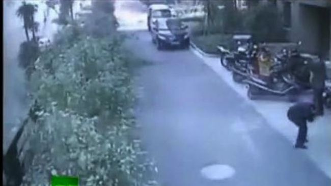 Взрив на тръба засипа с фекалии цяла улица в Китай (видео)