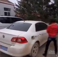 Отмъщение! Съпруга направи на пух и прах колата на мъжа си заради изневяра (видео)
