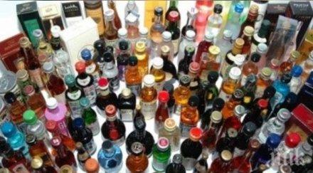 колекция хиляди мини бутилки алкохол пази трезвеник аксаково