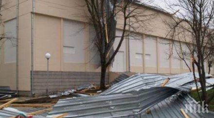 част покрива сградата община враца отнесена ураганния вятър