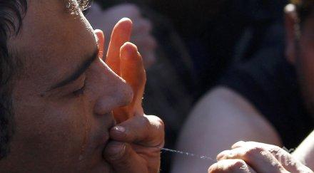 бежанци зашиха устата снимки