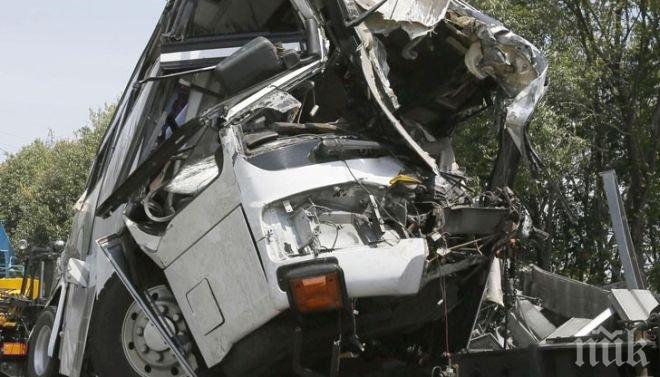 Кошмар! Зверска катастрофа между кола и автобус уби 24 души в Мексико