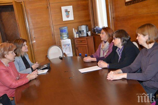 Менда Стоянова и Ирена Соколова се срещнаха с представители на работещите в библиотеки, музеи и галерии в НС