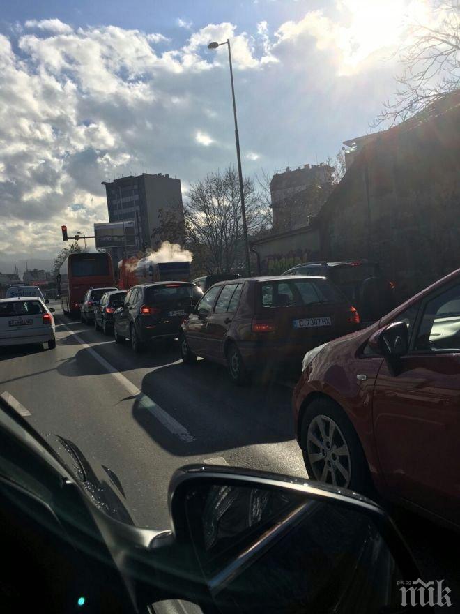 ЕКСКЛУЗИВНО ВИДЕО в ПИК! Цистерна изпуска газ насред София! Експлозията виси на косъм!