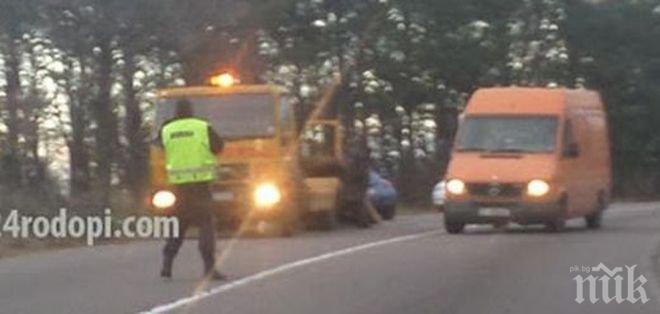 Две коли се размазаха край Кърджали, жена е в болница