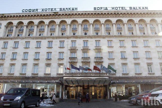 Срути се част от стъкления покрив на „Шератон”