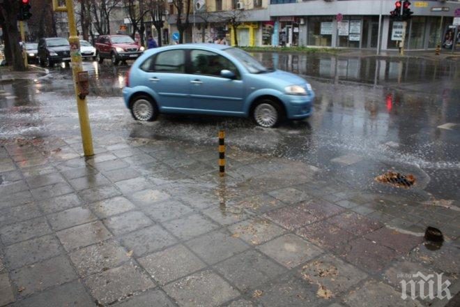 Запушени шахти и наводнени кръстовища във Варна
