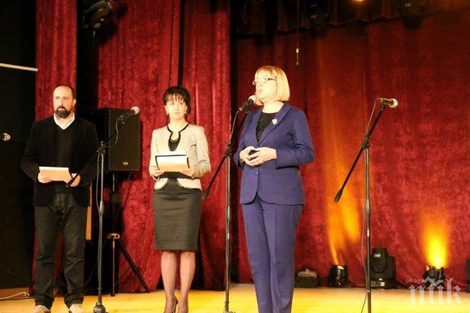 Цачева участва в тържествата по повод 72-ата годишнина от обявяването на Кнежа за град