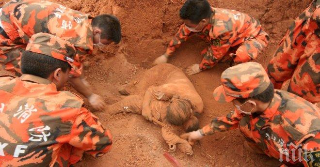 Тя спаси детето си, като го скри в прегръдките си. Всички плакаха, когато прочетоха нейния СМС!