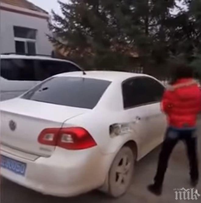 Отмъщение! Съпруга направи на пух и прах колата на мъжа си заради изневяра (видео)
