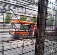 Ужас в плевенско училище! Таван се срути по време на час! Едва не уби децата (снимки)