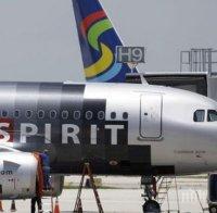 Свалиха 4 души от самолет заради думата 