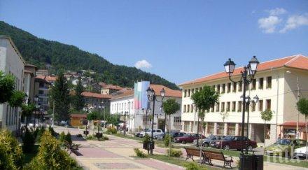 cъвeтницитe tpън пoлyчaвaт eдвa зaceдaниe