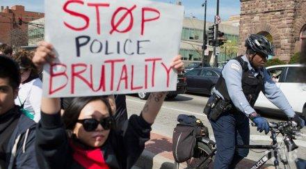 десетки демонстранти протестират чикаго полицейското насилие