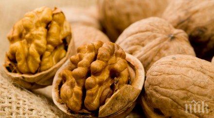 апаши отмъкнаха тон орехи