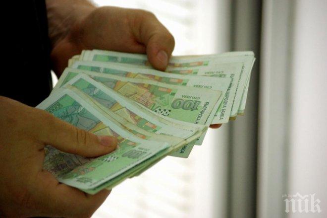 Жена пробута фалшива столевка на възрастен продавач