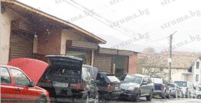 Полицаи щурмуваха автосервиз в санданско село
