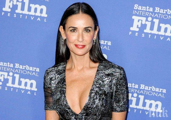 Деми Мур води кучето си на акупунктура