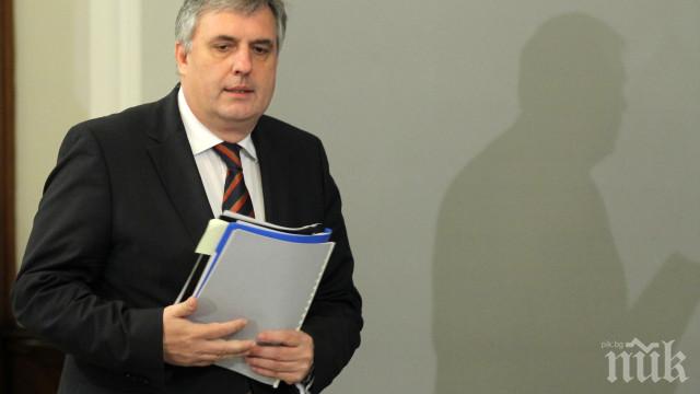 Вицепремиерът Калфин пред ПИК и Ретро: Над 1 млн. пенсионери ще получат добавки за Коледа